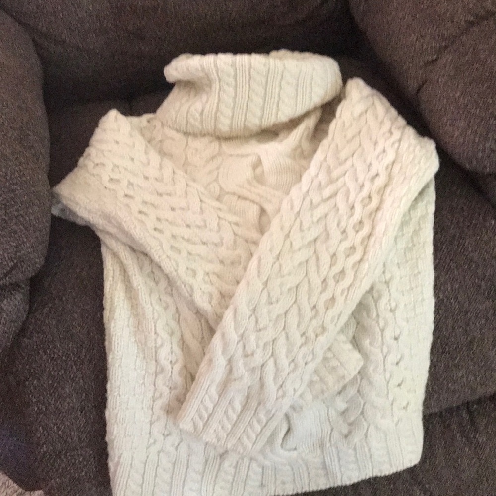 Cream colored 💯 Merano wool, long sleeve sweater.